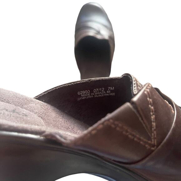 Clarks Women's Size 7 Brown Bendables Leather Slip On Clogs - Picture 7 of 9